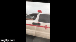 Video: Tài xế xe cứu thương gác chân, nghe điện thoại khi đang chạy trên cao tốc