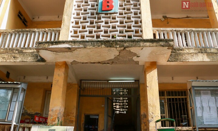 Chùm ảnh: Trường học giữa lòng thủ đô sụt lún, nứt nẻ xuống cấp nghiêm trọng