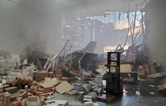 Chiến đấu cơ F-16 mang vũ khí bất ngờ đâm thủng nhà kho gần căn cứ không quân Mỹ