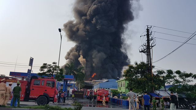 Kho hàng nằm gần cây xăng cháy ngùn ngụt, khói đen bốc lên nghi ngút