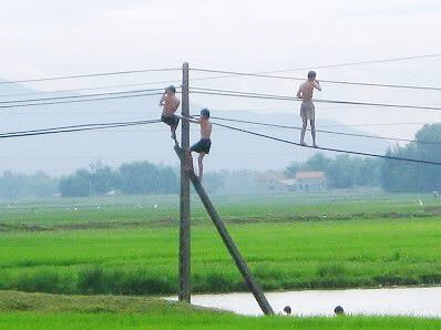 Đu dây điện khi tắm ao, 2 em nhỏ tử vong thương tâm