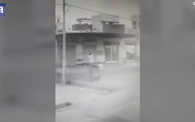 Video: Kinh hoàng khoảnh khắc người đàn ông bị gió thổi bay lên không trung