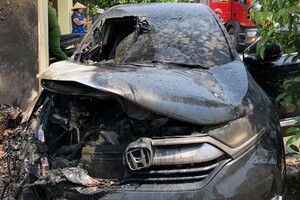 Nắng nóng gay gắt, xế hộp tiền tỷ bỗng dưng bốc cháy ngùn ngụt