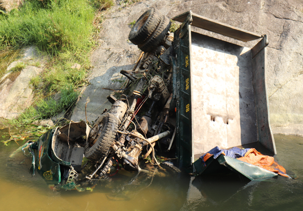 Tin tức thời sự mới nóng nhất hôm nay 20/5/2019: Xe tải lao xuống vực 3 người thương vong