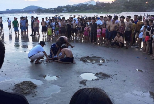 Bình Thuận: Rủ nhau đi tắm biển, 2 học sinh lớp 9 bị nước cuốn tử vong