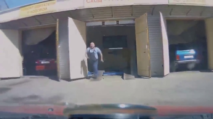 Video: Nhầm chân ga với chân phanh, nữ tài xế lùi xe thẳng xuống hồ nước