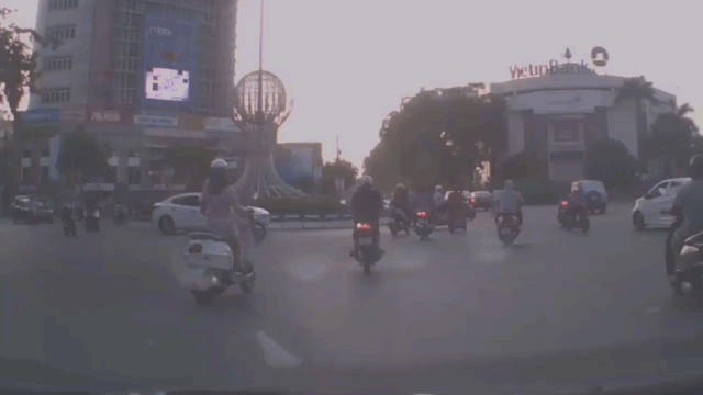 Tai nạn liên hoàn ở Hải Dương: Xe Mazda đâm cùng lúc nhiều xe máy