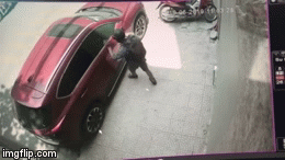 Video: Thanh niên bịt mặt đập kính ô tô, trộm đồ trong 2 giây ở Hà Nội