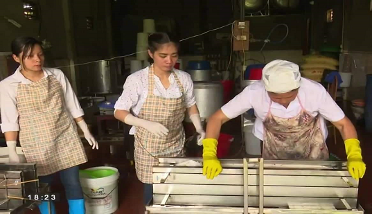 Làm đậu phụ ở làng chài - Võng La: Nghề truyền thống, giúp dân làm giàu