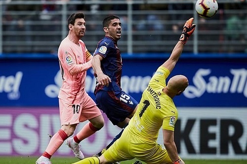 Messi lập cú đúp giúp Barca thoát trận thua hạ màn La Liga
