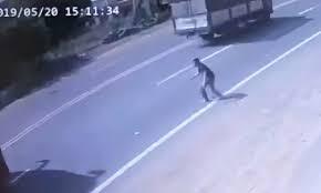 Video: Hãi hùng người đàn ông lao đầu vào gầm xe khách tự tử