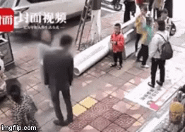 Video: Chàng trai bị bạn gái tát “nổ đom đóm mắt” giữa đường vì không tặng điện thoại