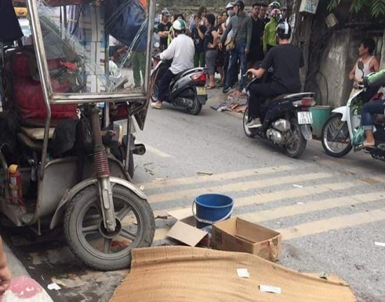 Xe ba bánh lật nghiêng đè người đàn ông tử vong trên phố Hà Nội
