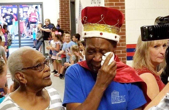 Bác lao công già bật khóc vì món quà bất ngờ trong ngày làm việc cuối cùng trước khi “gác chổi”