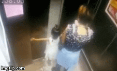 Video: Mẹ mải dùng điện thoại, con gái bị kẹt tay vào cửa thang máy gào khóc thảm thiết