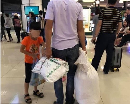 Tranh cãi gay gắt quanh chuyện có nên đựng hành lý bằng bao tải khi đi máy bay