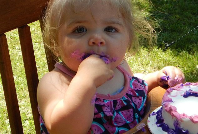 Xúc động cảnh cha mẹ tiễn đưa con nhỏ 22 tháng tuổi vào phòng mổ hiến tạng