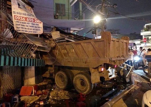Hiện trường vụ xe ben mất lái, lao từ trên cầu xuống, đâm sập nhà dân tại TP.HCM