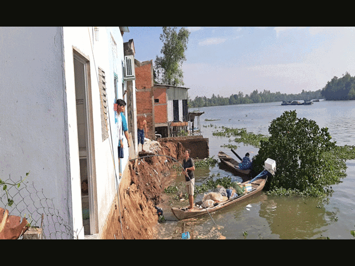 Gần chục căn nhà bị 