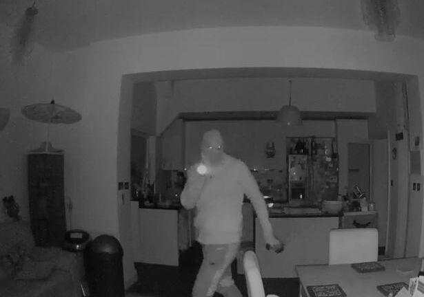 Video: Đột nhập vào nhà khoắng đồ, tên trộm nhìn chằm chằm vào camera an ninh