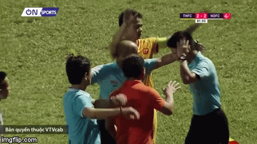 Video: CĐV Nam Định ném