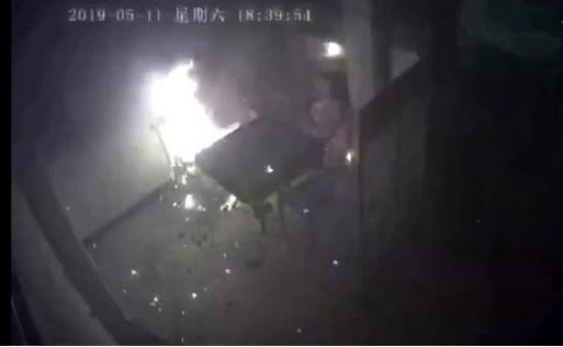 Pin xe điện bất ngờ phát nổ khi đang sạc trong nhà