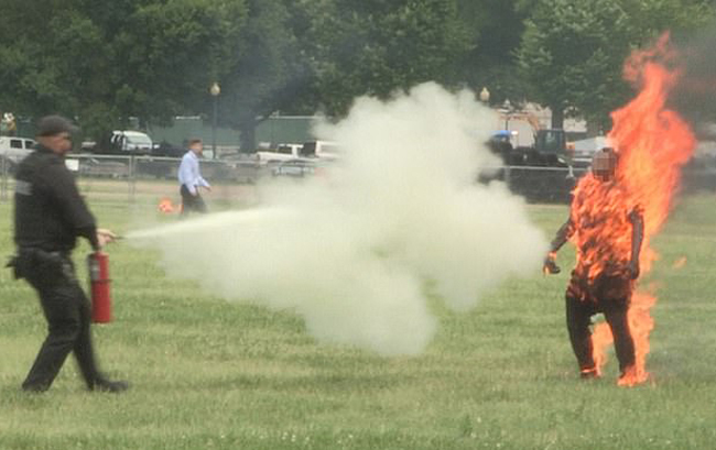 Video: Người đàn ông tự thiêu ngay gần Nhà Trắng
