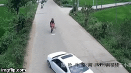 Video: Thanh niên chạy xe phân khối lớn nằm gọn trên nắp capô sau cú đâm kinh hoàng