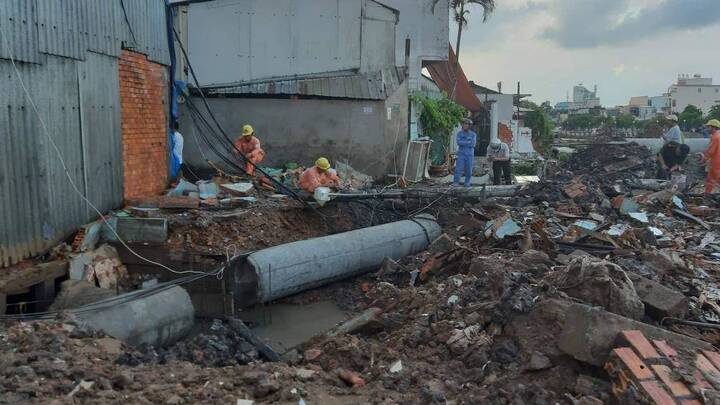 Đang thi công đường ống cống, nam công nhân bị cột điện gãy đè tử vong