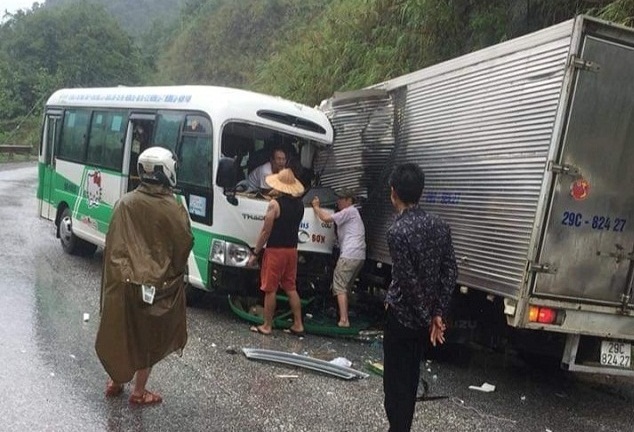 Tin tức tai nạn giao thông mới nhất hôm nay 2/6/2019: Xe buýt va chạm xe tải, 2 tài xế bị thương nặng