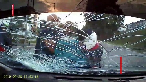 Côn đồ đi xe máy dùng mũ bảo hiểm đập vỡ kính ôtô chỉ vì bị bấm còi