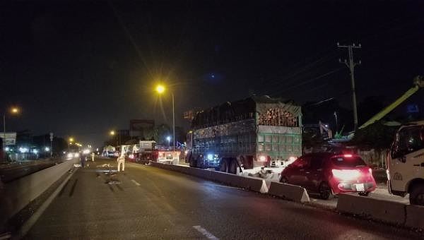 Bình Dương: Xe container tông tử vong 2 thanh niên đi xe máy rồi bỏ trốn