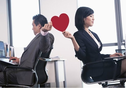 Phải lòng nữ đồng nghiệp cùng cơ quan, tôi phải làm sao?