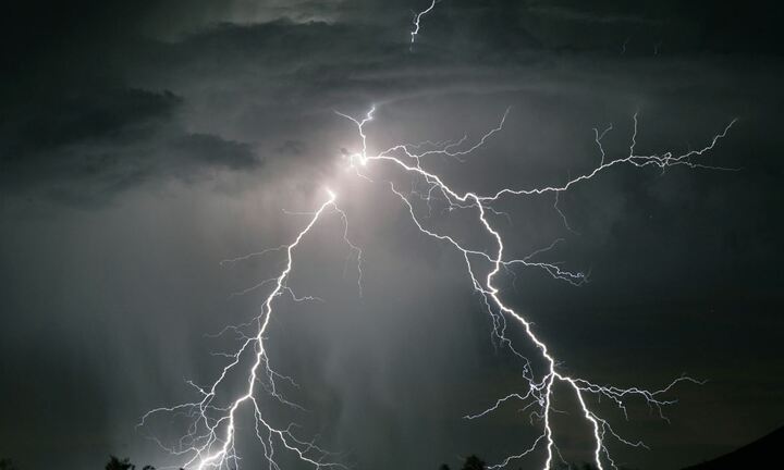 Hai em nhỏ ở Lào Cai bị sét đánh bị thương khi đang ngủ