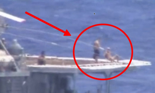 Thuỷ thủ Nga bình thản tắm nắng khi tàu hạm Nga, Mỹ suýt đâm nhau 