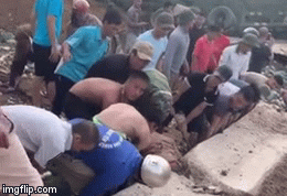 Video: Kịch tính màn giải cứu người phụ nữ bị khối bê tông khổng lồ đè lên người ở Mộc Châu