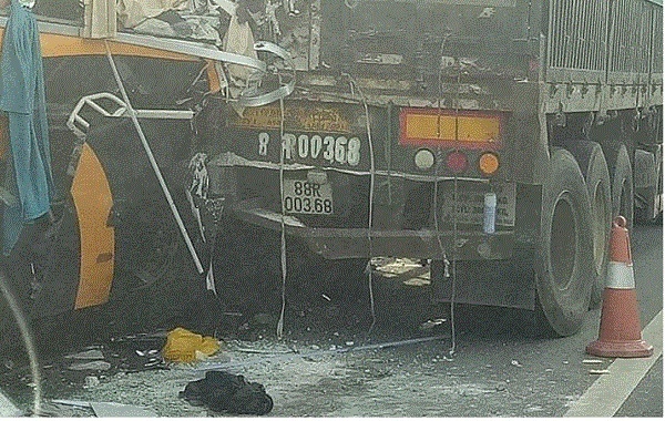 Ô tô 45 chỗ tông đuôi xe tải trên cao tốc Hà Nội – Lào Cai, 5 người nhập viện cấp cứu