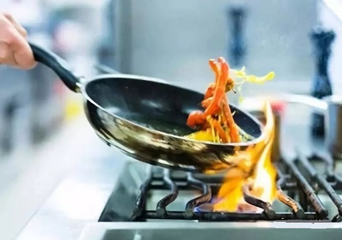 Bà nội trợ cần từ bỏ 4 thói quen nấu ăn để không rước bệnh ung thư phổi cho gia đình