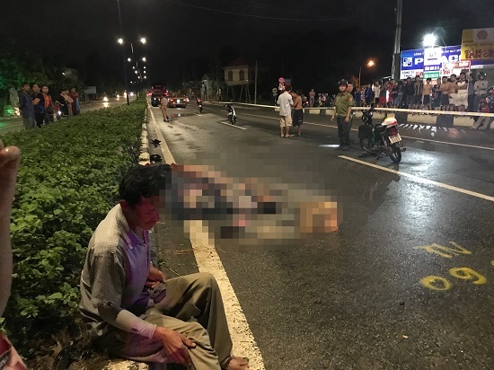 Xe máy va chạm kinh hoàng với container trong đêm, 2 người thương vong tại Bình Dương