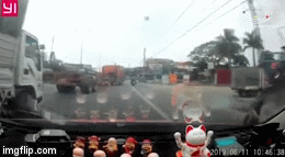 Video: Khoảnh khắc container vào cua bất ngờ cán trúng người đi xe máy ở Hải Phòng
