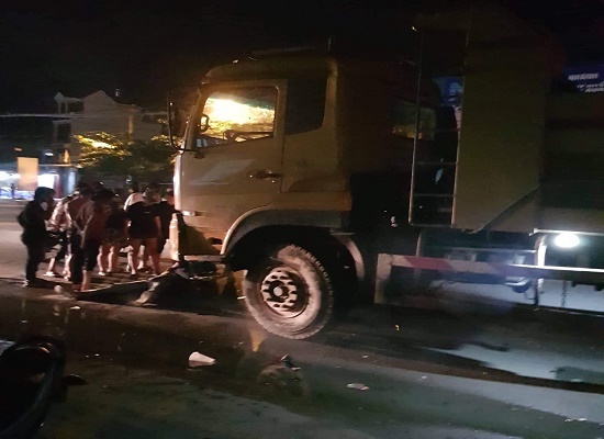 Xe tải chay vào giờ cấm gây tai nạn, thiếu nữ 19 tuổi tử vong thương tâm dưới gầm xe