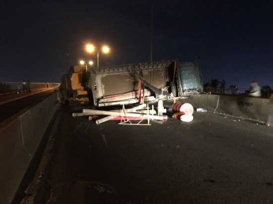 TP.HCM: Xe tải lật ngang, giao thông cầu Phú Diễn tê liệt