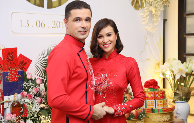 MC Phương Mai rạng rỡ bên ông xã người Ba Lan trong lễ ăn hỏi