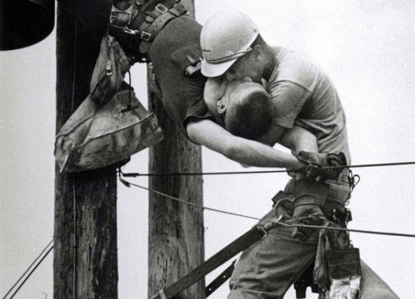 'Nụ hôn' của hai công nhân ngành điện lay động hàng triệu con tim