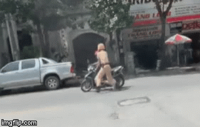 Video: Nam thanh niên bỏ chạy và pha đẩy vai của CSGT khiến chàng trai phải “đầu hàng”