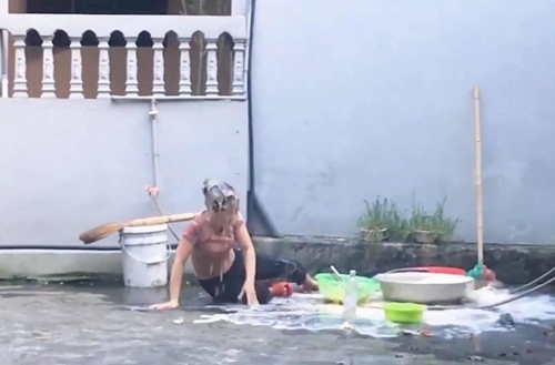 Phẫn nộ clip con trai đổ thau trứng