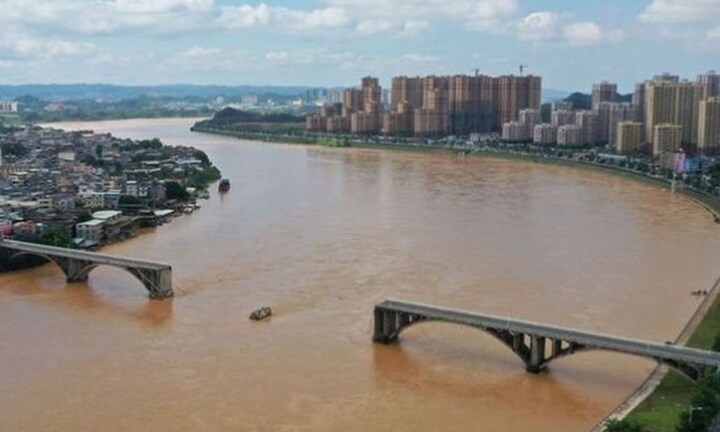 Sập cầu ở Trung Quốc, ô tô rơi xuống dòng nước lũ, chưa tìm thấy nạn nhân mất tích