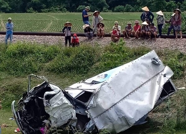Va chạm kinh hoàng với tàu hỏa: Xe tải nát bét, tài xế nguy kịch