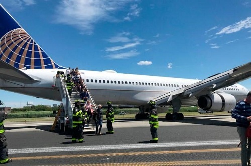 Máy bay Mỹ chở 166 hành khách gặp sự cố, trượt khỏi đường băng