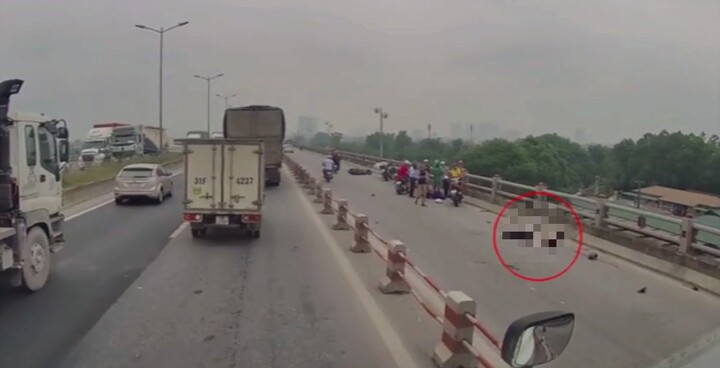 Bất ngờ đâm vào lan can cầu Thanh Trì, đôi nam nữ thương vong